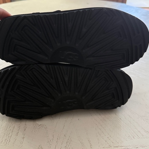UGG Black Goldenstar clogs size 5 Youth/ 6-6.5 women’s /37 EU hot trend $130 - Picture 12 of 14
